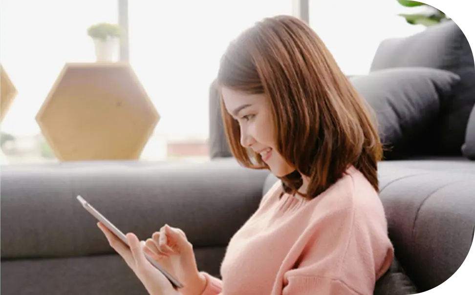 スマホで予約を取る女性